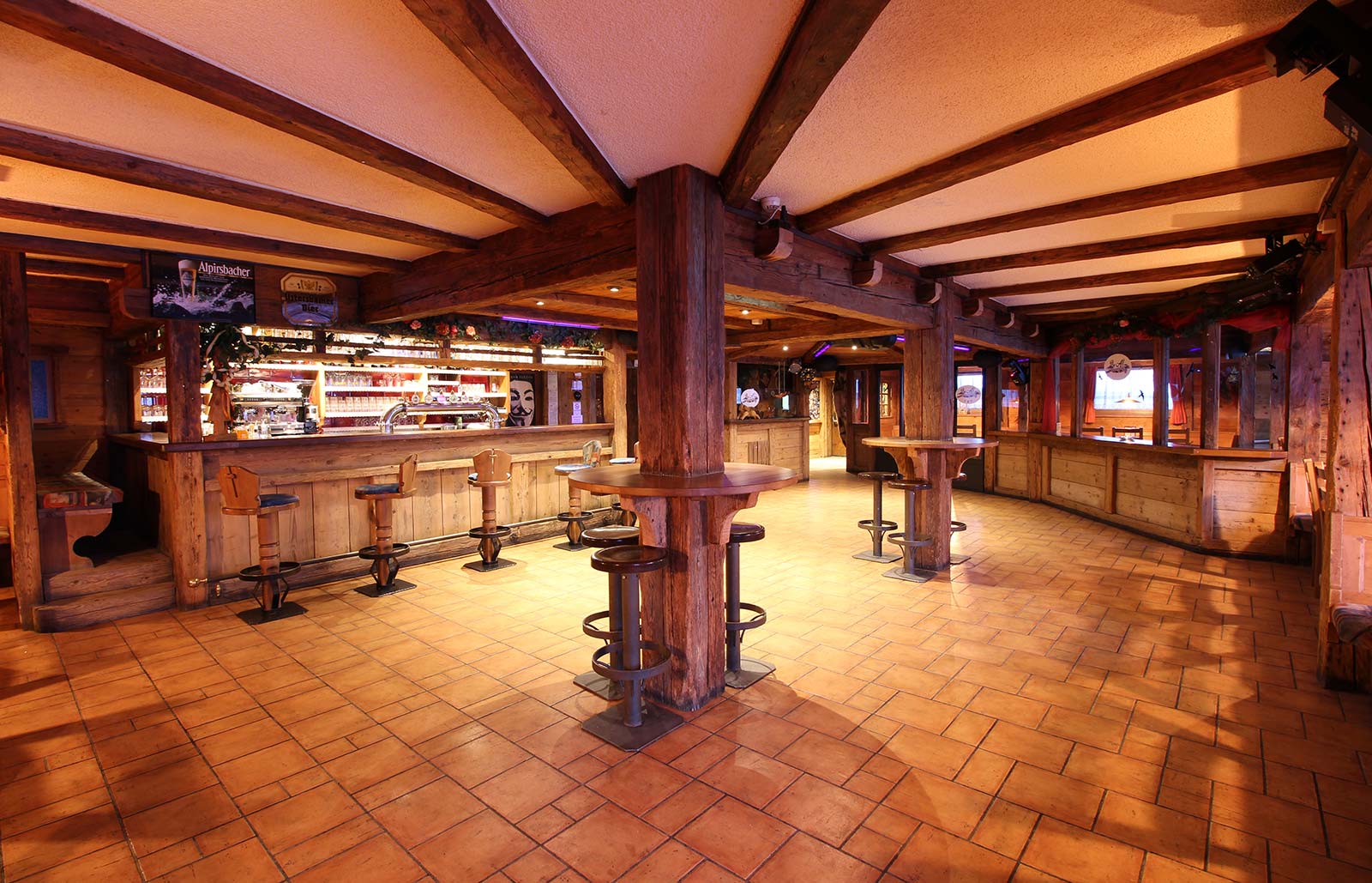 Der Rinschba Pub bietet genug Platz um das Tanzbein zu schwingen