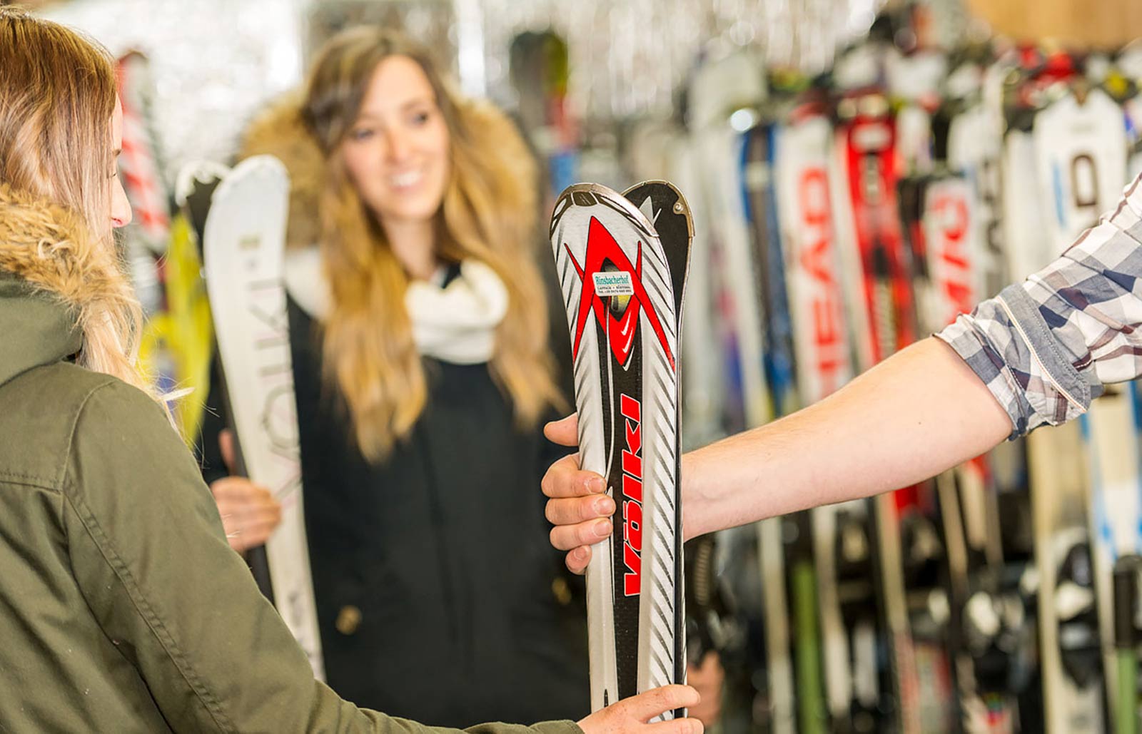 Eine Dame leiht Ski im hauseigenen Skiverleih des Rinsbacherhof in Lappach aus