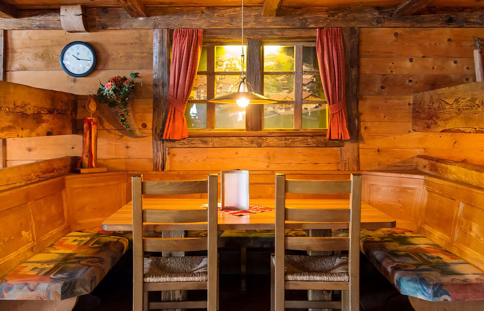 Una stube in legno, ambiente caratteristico dell'Alto Adige all'interno del Rinschba Pub.